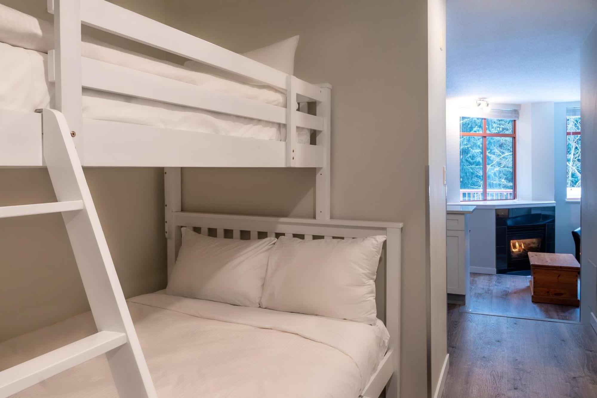 Alpenglow Lodge Family Studio With Murphy Bed By Mva Whistler Exterior foto